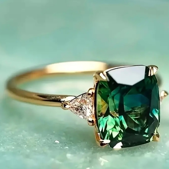 Sterling Silver Engagement Ring Inlaid with Emerald Symbol of Beauty and Lux - Picture 3 of 7